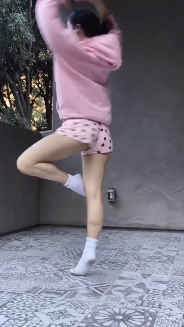 Charli D’Amelio Ballet Stretching Dance Video Leaked