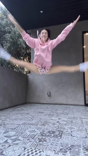 Charli D’Amelio Ballet Stretching Dance Video Leaked