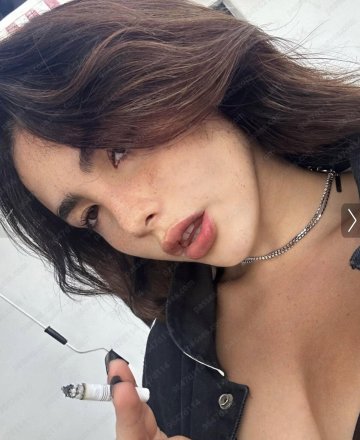 Andrea Botez Sexy Smoking Close Up Set Leaked